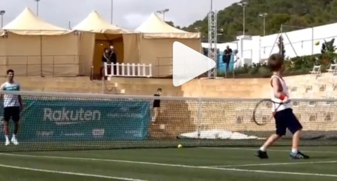 VIDEO Fiul lui Novak Djokovic și forehand-ul copiat de la marele rival al tatălui său – Tenis
