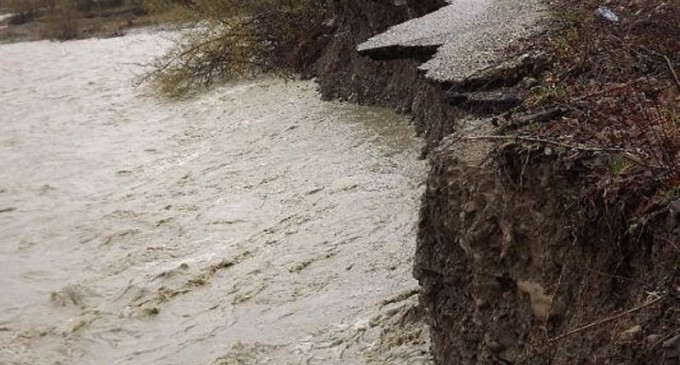 Un sat din Vrancea a rămas izolat după ce o viitură a distrus drumurile de acces – FOTO/VIDEO – Esential