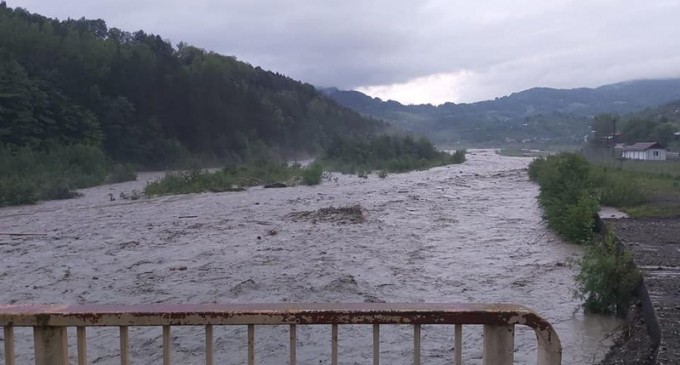 Un bărbat a murit după ce a fost luat de o viitură, în judeţul Neamţ / În Bacău, este căutată o persoană care a căzut în apă după ce un podeţ s-a rupt / Intervenţii ale ISU în cel puțin 15 județe – Esential