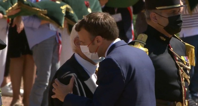 ​VIDEO Preşedintele francez Emmanuel Macron revine la practica sărutului pe obraz, însă cu mască – International