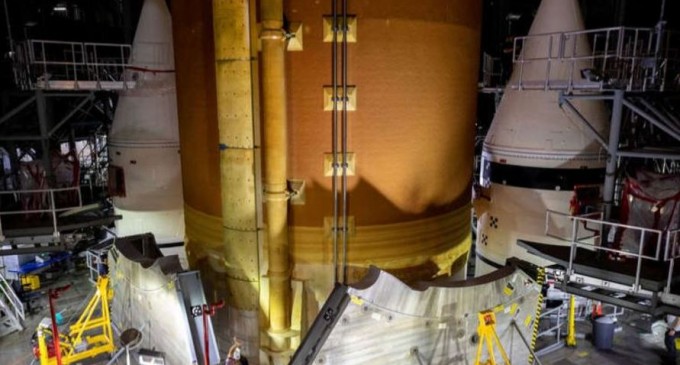 Noua racheta lunară a NASA prinde formă într-un hangar uriaș / NASA este cu un pas mai aproape de Lună – Tehnologie