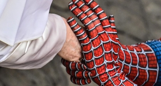 FOTOGALERIE Apariție surpriză la Vatican: Spiderman a venit să vorbească cu Papa Francisc și să-i dea un cadou – International