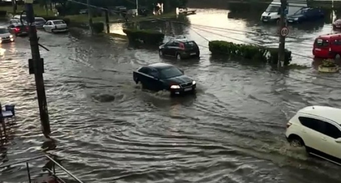 ​VIDEO Toate străzile din Galaţi au fost inundate după o rupere de nori. A căzut grindină de mari dimensiuni / Oamenii reclamă că mesajul RO-Alert a venit după ce a trecut pericolul – Esential