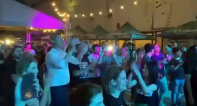 VIDEO Cadoul pe care colegii lui Dan Barna i l-au făcut de ziua sa: „Dacă era Dan Barna preşedinte nu mai venea nici pandemia / Eram imuni la sărăcie şi trăiam fericiţi în România” – Esential