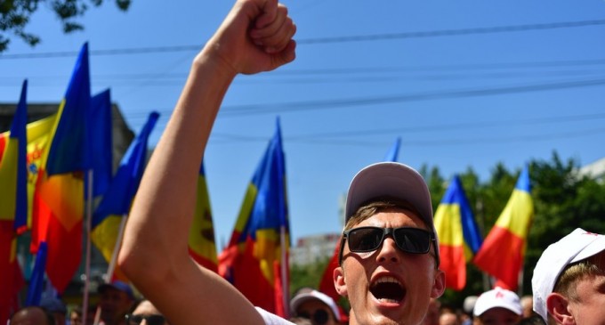 Alegeri parlamentare în Moldova 2021. Lenin îmbrăcat în pungi de plastic, fata din sicriu și politicieni bătăuși – sau cum a fost campania electorală – International