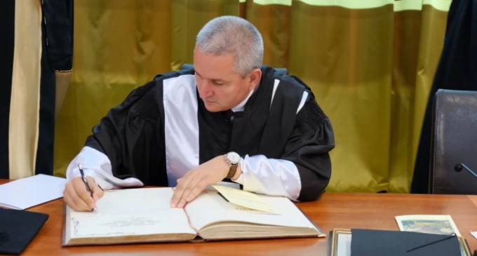 Gresesc cumva, Klaus Iohannis, când spun că astfel de personaje, gen Nicu Marcu, nu sunt decât niște bagabonți, hahalere, corupți ciorditori, care fac perdele de fum și aburesc populația din pozițiile în instituțiile publice în care au fost infiltrați? – Ziarul Incisiv de Prahova