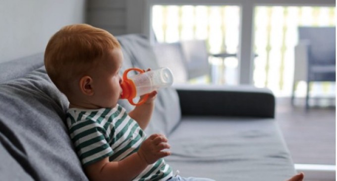 Iată ce ar trebui să știți despre alimentarea cu biberonul: 6 sfaturi esențiale