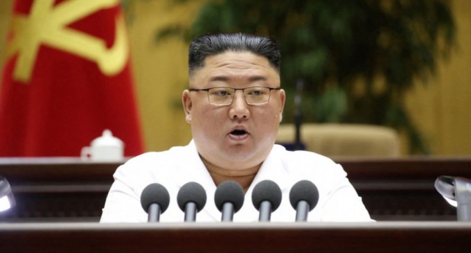 Autoritățile nord-coreene au dat ordin să nu se discute despre pierderea în greutate a lui Kim Jong-un / Varianta oficială este că liderul suprem suferă pentru popor – International