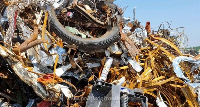 Aproape 2.000 de tone de deșeuri periculoase, descoperite pe două barje de pe Dunăre – Esential