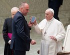VIDEO Papa Francisc și-a întrerupt audiența generală de miercuri pentru a răspunde unui apel telefonic misterios – International