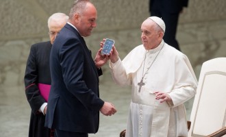 VIDEO Papa Francisc și-a întrerupt audiența generală de miercuri pentru a răspunde unui apel telefonic misterios – International