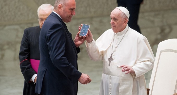 VIDEO Papa Francisc și-a întrerupt audiența generală de miercuri pentru a răspunde unui apel telefonic misterios – International