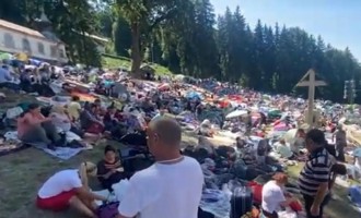 VIDEO Pelerinaj ca înainte de pandemie: Aproximativ 10.000 de oameni la Mănăstirea Nicula, de Sfânta Maria – Esential