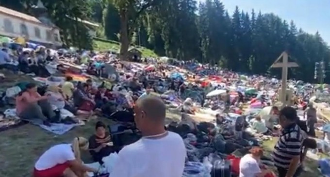 VIDEO Pelerinaj ca înainte de pandemie: Aproximativ 10.000 de oameni la Mănăstirea Nicula, de Sfânta Maria – Esential