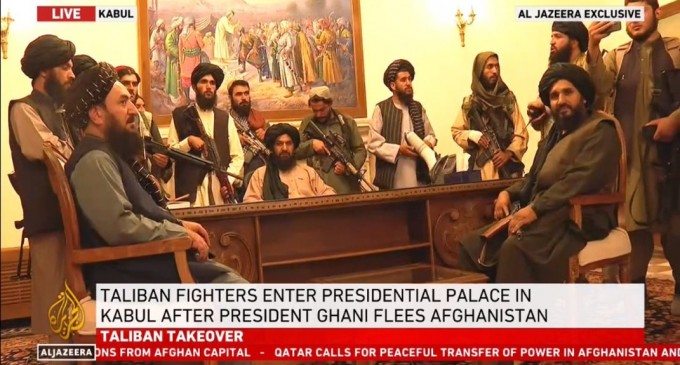 FOTO/VIDEO Primele imagini cu talibanii în palatul prezidențial din Kabul, după fuga președintelui – International