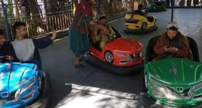 VIDEO Talibanii încearcă să calmeze populația cu imagini de la parcul de distracții: „Poporul afgan își reia viața normală de parcă nu s-ar fi întâmplat nimic” – International