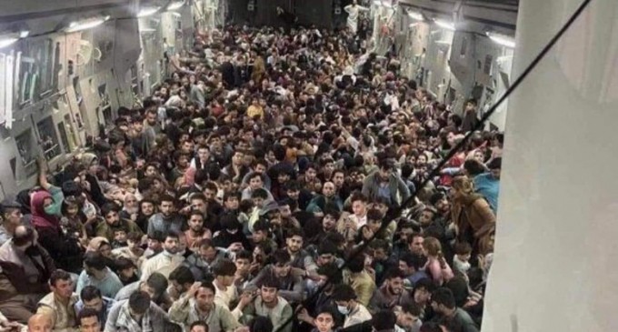 Pentagonul dezvăluie câți afgani erau de fapt în avionul militar a cărui fotografie a devenit virală în timpul evacuărilor din Kabul – International