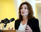 Kathy Hochul a devenit prima femeie guvernator a New York-ului, după demisia lui Andrew Cuomo, acuzat de hărțuiri sexuale – International