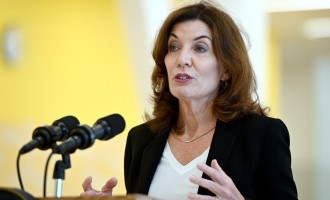 Kathy Hochul a devenit prima femeie guvernator a New York-ului, după demisia lui Andrew Cuomo, acuzat de hărțuiri sexuale – International
