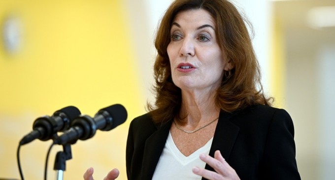 Kathy Hochul a devenit prima femeie guvernator a New York-ului, după demisia lui Andrew Cuomo, acuzat de hărțuiri sexuale – International