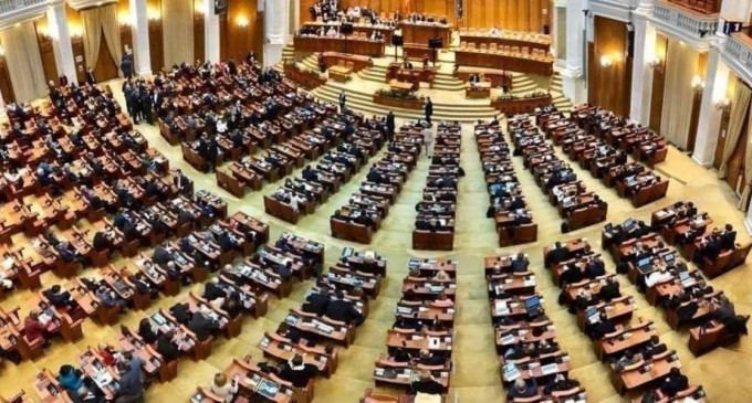 Camera Deputaților, convocată în sesiune extraordinară, a fost informată de prelungirea mandatelor șefilor Radioului și Televiziunii publice / PSD amenință cu Curtea Constituțională – Politic