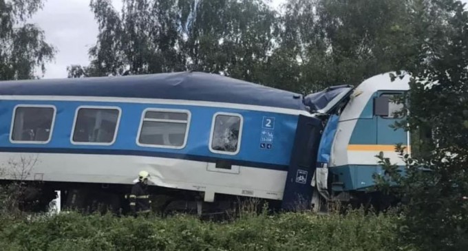 Două trenuri de pasageri s-au ciocnit în Cehia: Doi oameni au murit, 7 sunt în stare critică și alți 31 sunt răniți – Esential