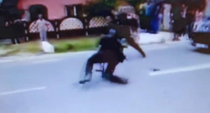 Polițisti amenințați și loviți cu parul/Ziua si ultrajul.