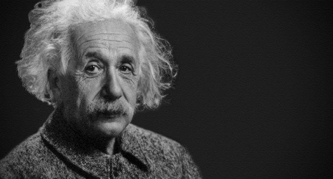 Un manuscris al lui Einstein în care analiza teoria relativității generale, scos la licitație pe o sumă record – International