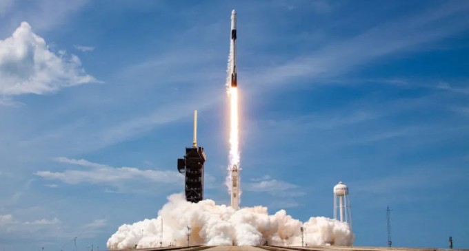 SpaceX lansează miercuri prima sa misiune de turism spațial. În premieră, patru civili vor ajunge pe orbita terestră și vor sta trei zile în spațiu – Spatiul