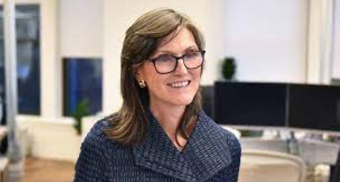 Cel mai tare investitor din Wall Street, Cathie Wood, pariază pe o mână de acțiuni. Criticii spun că se joacă cu focul – Burse