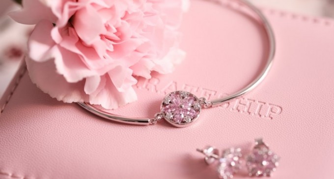 Bijuterii cu diamante: sfaturi de moda pentru doamnele elegante