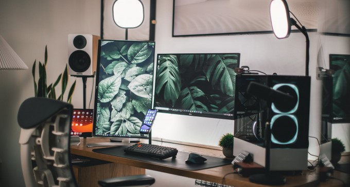 Cum să îți upgradezi camera de gaming cu iluminare RGB controlabilă minunată