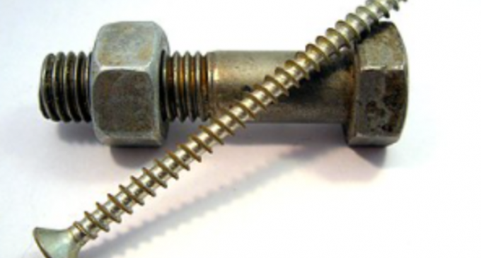 S-a lăsat de băut și a început să mănânce cuie și șuruburi. Medicii lituanieni au găsit peste un kilogram de obiecte metalice în stomacul unui bărbat – International