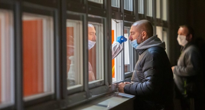 Prima ”imagine” a variantei Omicron arată mai multe mutații decât la varianta Delta / Harta tridimensională a celor două variante una lângă cealaltă – Coronavirus