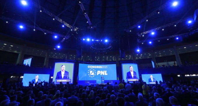 Sindicatul Europol: Ajutaţi-ne să găsim un poliţist care să îl sancţioneze pe preşedintele Klaus Iohanis pentru că a fost surprins fără mască la Congresul PN – Esential