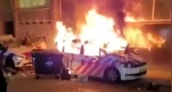 VIDEO Olanda: Protestele anti restricții s-au transformat în revoltă / Poliția a tras focuri de avertisment / Mai multe persoane rănite – International