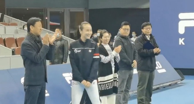 Imagini noi în cazul Shuai Peng – Sportiva, prezentă la un turneu de tenis pentru copii – Tenis