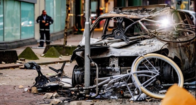 VIDEO Revoltele din Olanda: 40 de persoane arestate și 5 polițiști răniți după violențele de sâmbătă noapte – International