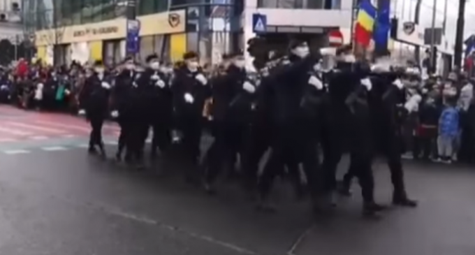 VIDEO Defilare desincronizată de 1 Decembrie la Cluj-Napoca. Jandarmeia Română: „Moment de neacceptat” – Esential