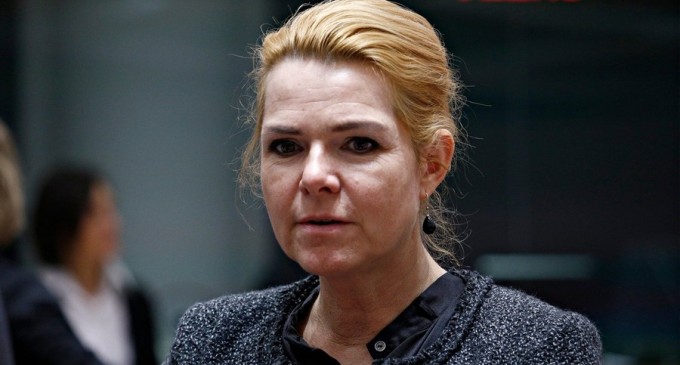 Danemarca: Fostă ministră a imigrației, condamnată la închisoare cu executare pentru separarea unor cupluri de solicitanți de azil minori – International