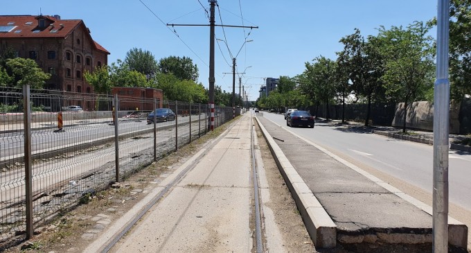 Primăria Capitalei încă nu a reușit să pună în circulație tramvaiul 5 / De cinci ani, linia este închisă și a devenit o uriașă parcare / Care este motivul