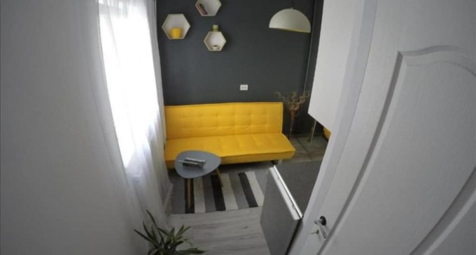 Garsoniera celebră de 11 metri pătrați din Cluj-Napoca a fost scoasă la vânzare. Ce preț cere proprietarul