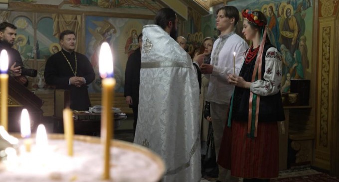 „Putem muri și am vrut doar să fim împreună”. Doi tineri din Ucraina s-au căsătorit în ziua în care Rusia le-a atacat țara