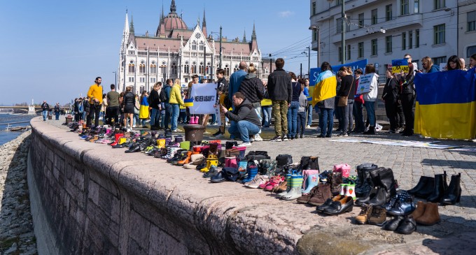Budapesta: Omagiu pentru oamenii decedaţi în teatrul bombardat la Mariupol – 300 de perechi de încălţăminte, puse pe malul Dunării, lângă memorialul pentru evreii maghiari