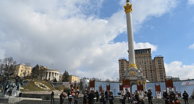 VIDEO Protest inedit față de invadatorii ruși: Imnul Ucrainei, interpretat de o orchestră în centrul Kievului în timp ce trupele ruse înaintează spre capitală