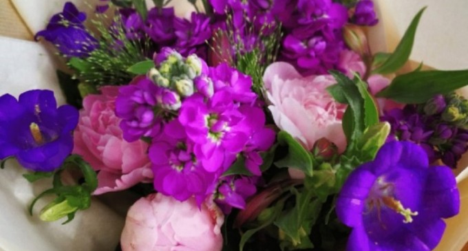 Bucură-te de primavară cu aranjamente din flori naturale