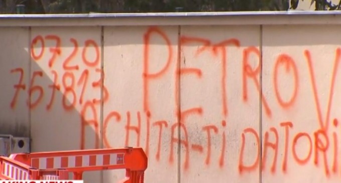 „Petrov, achită-ți datoriile” – mesajul scris pe gardul vilei lui Traian Băsescu de către Marian Căpățână, condamnat în dosarul lui Mircea Băsescu