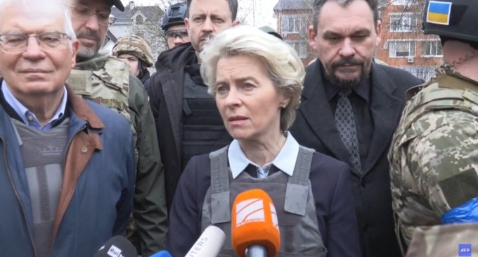 VIDEO Ursula von der Leyen și Josep Borrell au mers la Bucha, locul atrocităților comise de ruși în Ucraina