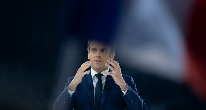 Macron, discurs sobru și scurt: Acest vot „mă obligă pentru anii următori”