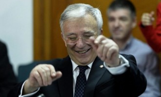 V-ati intrebat de ce Mugur Isarescu isi permite sa fie din nou total depasit de situatie si sa trateze cea mai mare inflatie din ultimii 20 de ani prin ceai de tei, in total dispret fata de populatie?